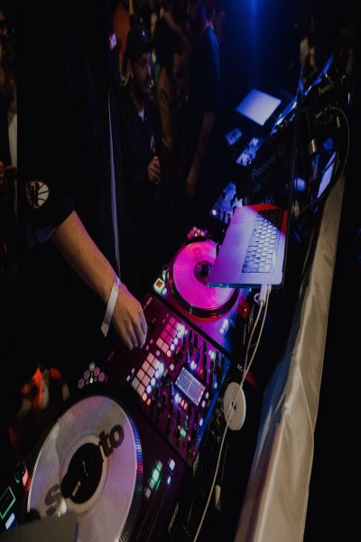 DJ